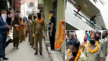 Ambala Locals Offer Garlands to Sanitation Workers, Applaud Their Work by Showering Flower Petals on Them; Watch Video