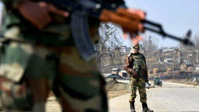 Jammu & Kashmir: Terrorists Fire Upon CRPF Patrolling Party in Sopore, Some CRPF Jawans, Civilians Injured