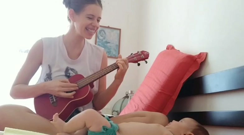Kalki Koechlin Plays the Ukulele and Sings an African Lullaby For Her Daughter Sappho