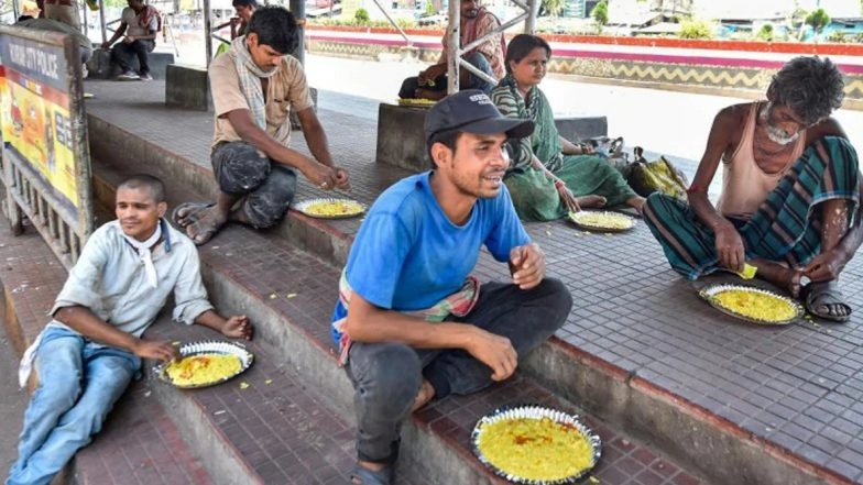 Indian Railways Offers to Supply 2.6 Lakh Meals Daily to States to Ensure Food for All Amid COVID-19 Lockdown at Rs 15 per Meal
