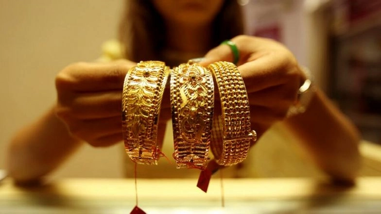 Gold Rate Today: Price of Yellow Metal Slips to Rs 51,910 Per 10 Gram, Silver Up at Rs 64,460 Per Kg a Week Ahead of Dhanteras 2020