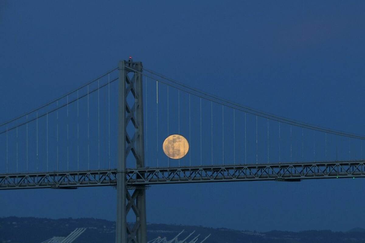 Super Pink Moon captured at a San Franciso bridge. Super Pink Moon captured at a San Franciso bridge.