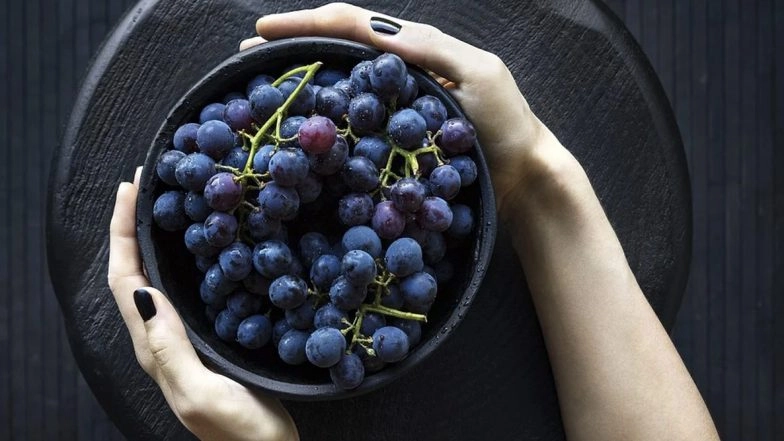 World No-Tobacco Day 2020: From Black Grapes to Green Tea, Superfoods That Help Tobacco Users Deal With the Withdrawal Symptoms of Smoking!