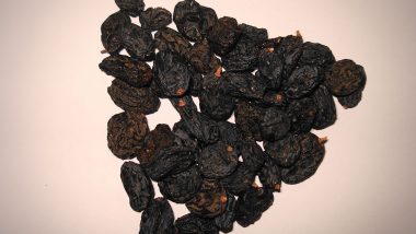 Black Raisins Health Benefits: From Fighting Bad Cholesterol to Building Strong Immune System, 5 Reasons Why You Should Eat This Dry Fruit