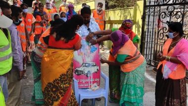 Hyderabad Corporation Mayor's Wife Bonthu Sridevi Offers Milk to Telangana CM K Chandrasekhar Rao's Photo For Appreciating Sanitation Workers Amid Coronavirus Outbreak