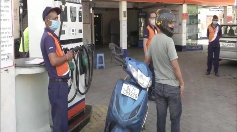 Fuel Prices to Rise in Uttar Pradesh as Yogi Govt Raises VAT by Rs 2 on Petrol, Rupee 1 on Diesel