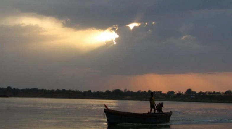 Man in Malda Quarantines Himself in a Boat After Doctor Advise Isolation Amid COVID-19 Spread