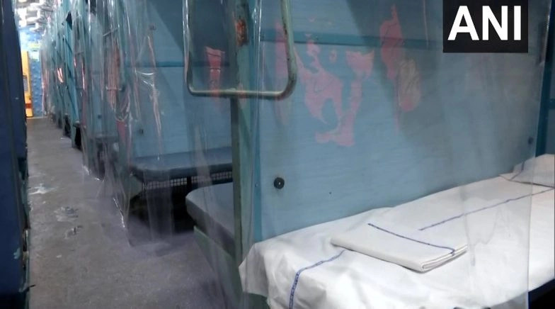 Indian Railways Set Up Isolation Coaches in West Bengal's Howrah to Fight Coronavirus Pandemic