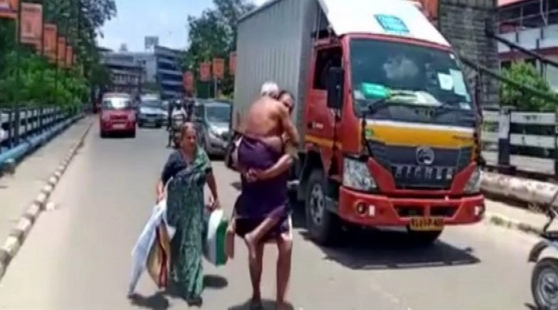 Kerala Man Forced to Carry Ailing Father on Foot After Police Stops Auto-Rickshaw