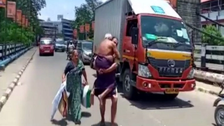 Kerala Man Forced to Carry Ailing Father on Foot After Police Stops Auto-Rickshaw Citing Coronavirus Lockdown Guidelines