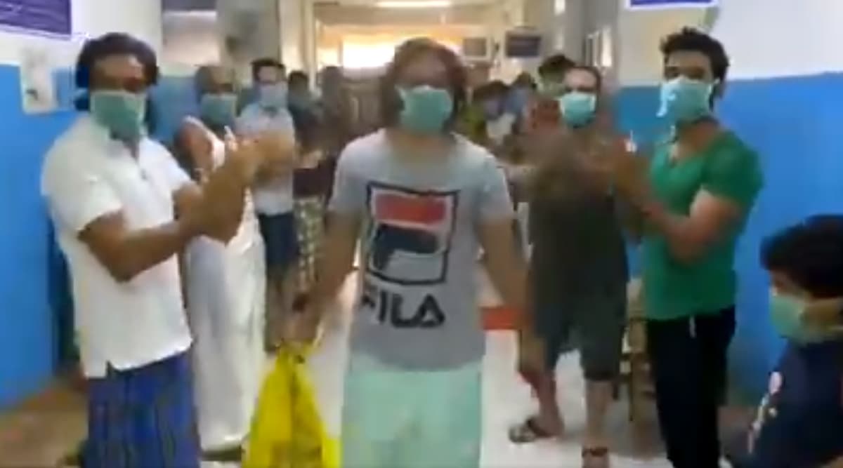 Coronavirus Survivor in Kerala Cheered by Kasargod Hospital Staff and Patients on His Discharge, Watch Heartwarming Video Coronavirus Survivor in Kerala Cheered by Kasargod Hospital Staff and Patients on His Discharge, Watch Heartwarming Video