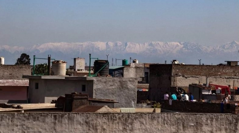 Lockdown Impact: Jalandhar Wakes Up to View Himachal Pradesh's Snow-Capped Mountains