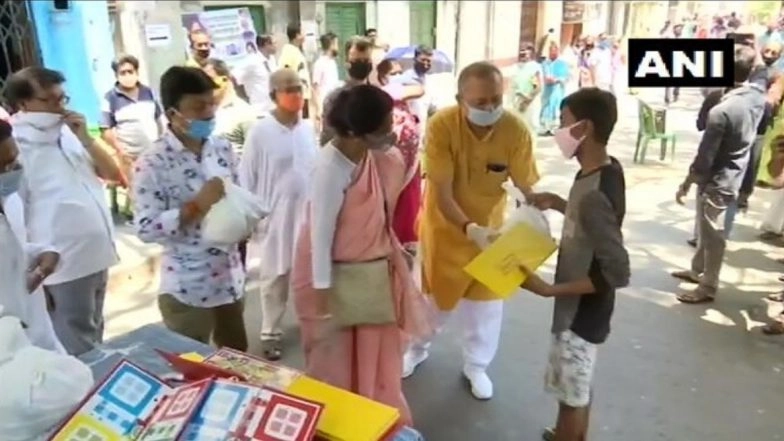 Ludo Kits Distributed in Kolkata by BJP Minister Sashi Panja to Help People Stay Engaged & Get Rid of Mobile Addiction Amid Coronavirus Lockdown in India 