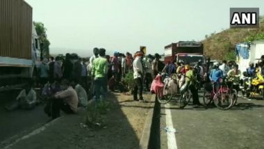 Migrant Workers Stopped by Police at Madhya Pradesh Border After They Attempt to Enter From Maharashtra, Several Stranded at National Highway 3 Near Sendhwa, View Pics