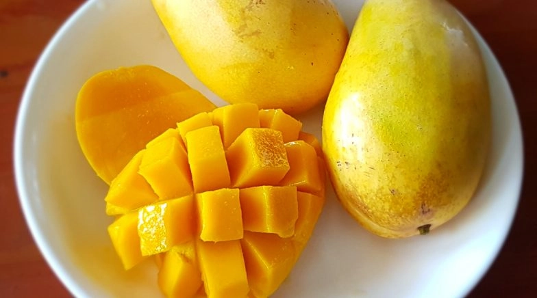 Can Eating Mangoes Kill Coronavirus? MIB Refutes The Myth