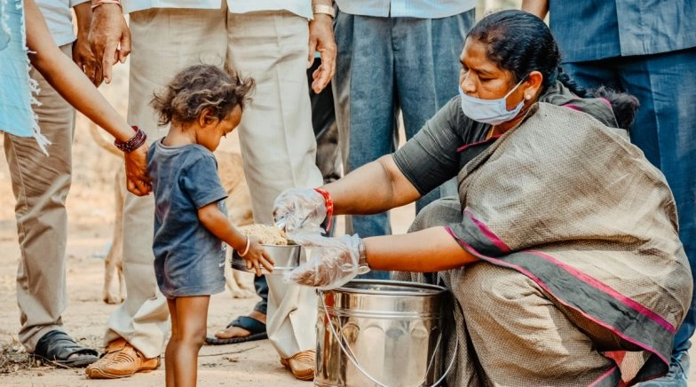 Seethakka, Congress MLA in Telangana, Walks on Rough Terrain to Feed Tribals; Watch Videos