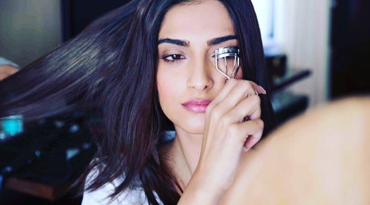 Sonam Kapoor Feels Curling Eyelashes Is an ‘Impossible Task’ (View Pic) Sonam Kapoor Feels Curling Eyelashes Is an ‘Impossible Task’ (View Pic)