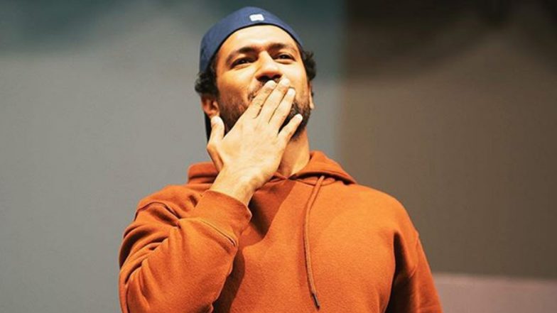 Vicky Kaushal Has a Special Flying Kiss for His Fans As Actor Reaches 7 Million Followers Milestone on Instagram