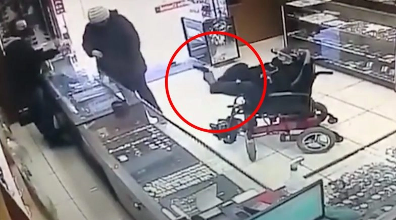 Deaf-Mute Teenager with Cerebral Palsy Attempts to Rob a Jewelry Shop in Brazil (Watch Viral Video)