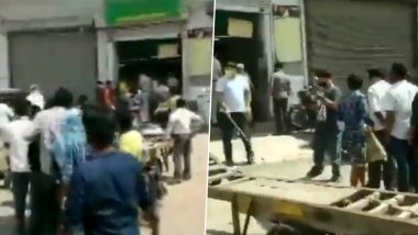 Lathicharge Outside Liquor Shop by Delhi Police in Kashmere Gate as Customers Flout Social Distancing Norms; Watch Video