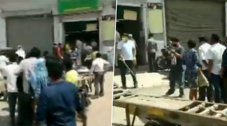 Lathicharge Outside Liquor Shop by Delhi Police in Kashmere Gate; Watch Video