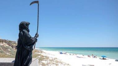 Florida Lawyer Daniel Uhlfelder Begins 'Grim Reaper Tour' Dressed Up As Angel of Death on Local Beaches to Remind People of Coronavirus Threat (Watch Video)