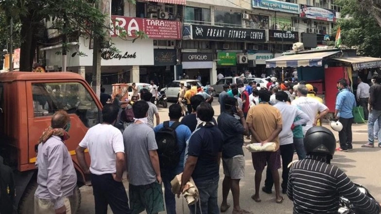Liquor Shops Open in Several Cities Across India, Long Queues Seen in Delhi, Karnataka, Maharashtra And Other States as Booze Lovers Throng Stores Amid Lockdown 3.0; See Pics And Videos