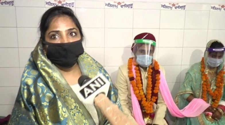 Couple Ties Knot Wearing Masks and Face Shields at Gurudwara in Kanpur