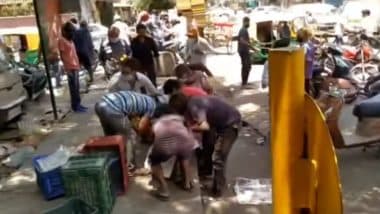 Mangoes Worth Rs 30,000 Looted by Delhi Crowd From Street Vendor in Broad Daylight Amid Lockdown, Watch Video