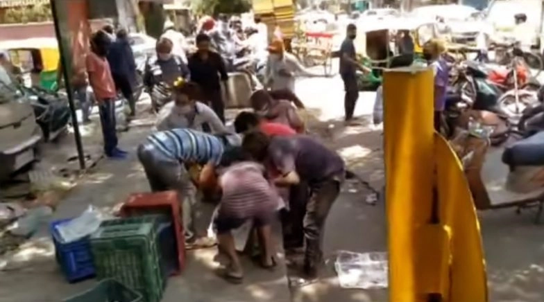 Mangoes Worth Rs 30,000 Looted by Delhi Crowd From Street Vendor Amid Lockdown, Watch Video