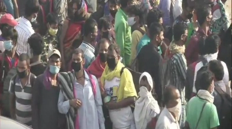 Migrant Labourers Gather in Gazipur at Delhi-Uttar Pradesh Border Amid Lockdown