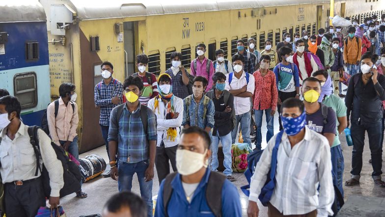 Kurla's Lokmanya Tilak Terminus Crowded with Migrant Workers? Central Railway CPRO Says 'Routine Summer Season Rush' (Watch Video)