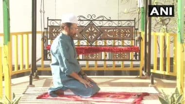 Eid-ul-Fitr 2020: Mukhtar Abbas Naqvi, Union Minister of Minority Affairs, Offers Namaz at His Residence