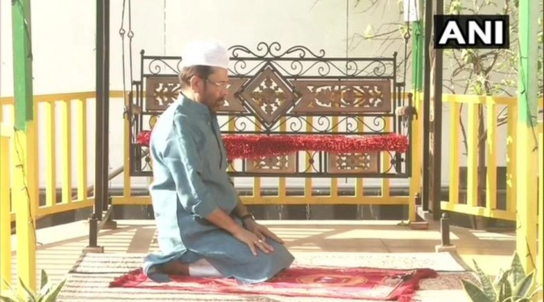 Eid-ul-Fitr 2020: Mukhtar Abbas Naqvi Offers Namaz at His Residence