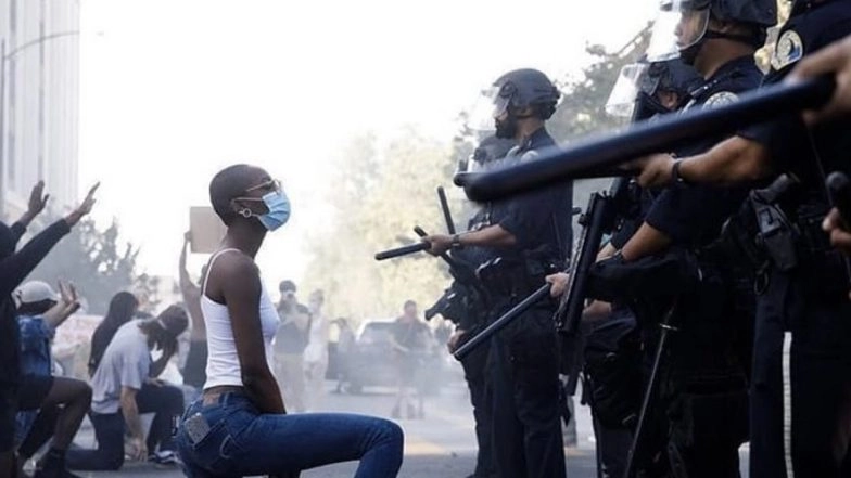 Picture of Woman Kneeling In Front of Policemen Wielding Guns During Black Lives Matter Protest in San Jose go Viral! Netizens Term it an Incredible Moment