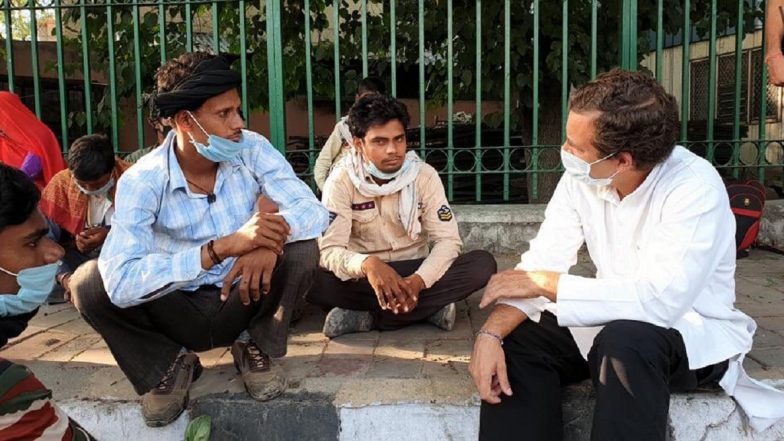 Rahul Gandhi Meets Migrant Labourers in Delhi Embarking on Journey to Home; Delhi Police Denies Accusation of Detaining Group Which Met Him