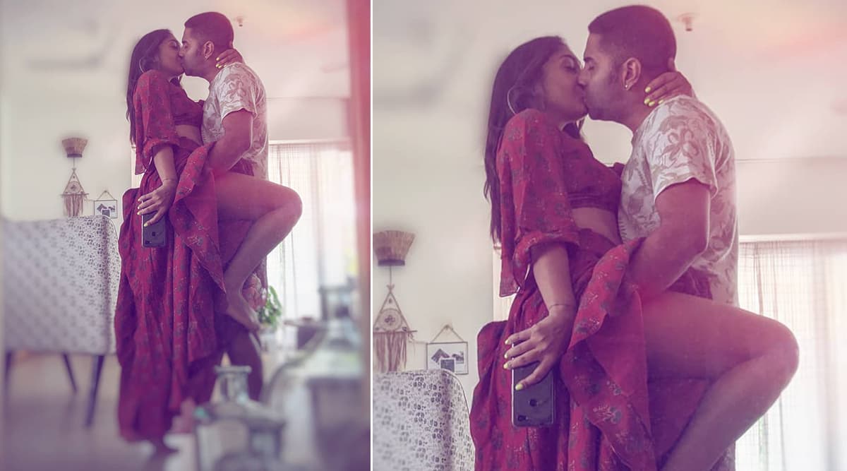 Steamy and Sexy! Shveta Salve Muses and Introspects As She Posts A Mirror  Image of Love With Hubby Hermit Sethi (View Pic) | ðŸ“º LatestLY