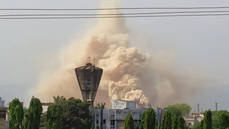 Thick Smoke Emanates from Hindustan Petroleum Corp Ltd Refinery in Vizag, HPCL PRO Says 'Situation Under Control'; Watch Video