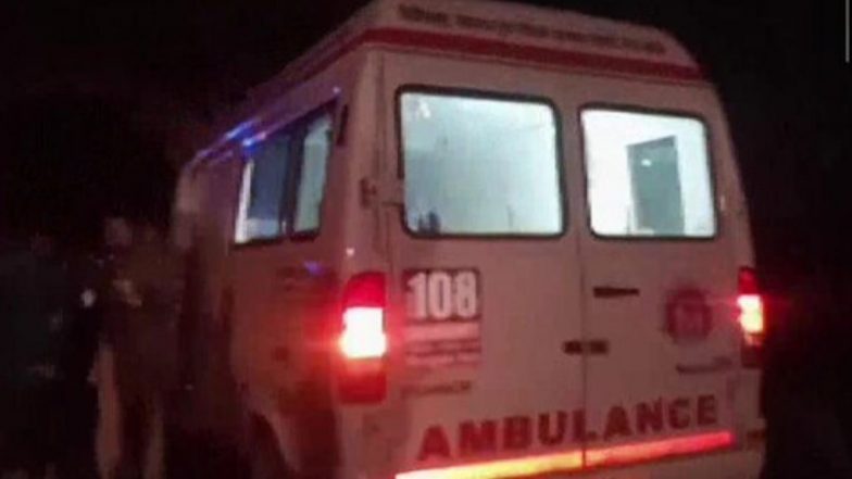UP Accident: 3 Migrant Workers Dead, 12 Injured in Mahoba After DCM Vehicle Carrying Them Overturns on Jhansi-Mirzapur Highway