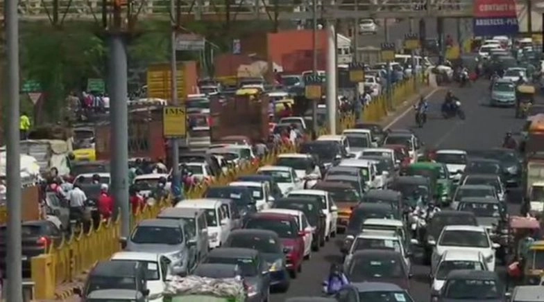 Delhi-Ghaziabad Border Area Near Ghazipur Witnesses Heavy Traffic For The Second Day
