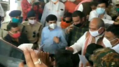 Social Distancing Norms Violated During Union Minister Narendra Singh Tomar's Visit to Sheopur District in MP, Watch Video