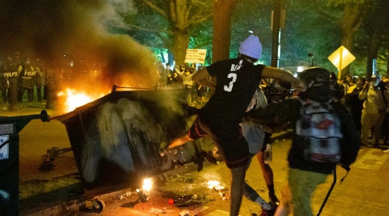 Protests at White House Over Black Man’s Death in Police Custody