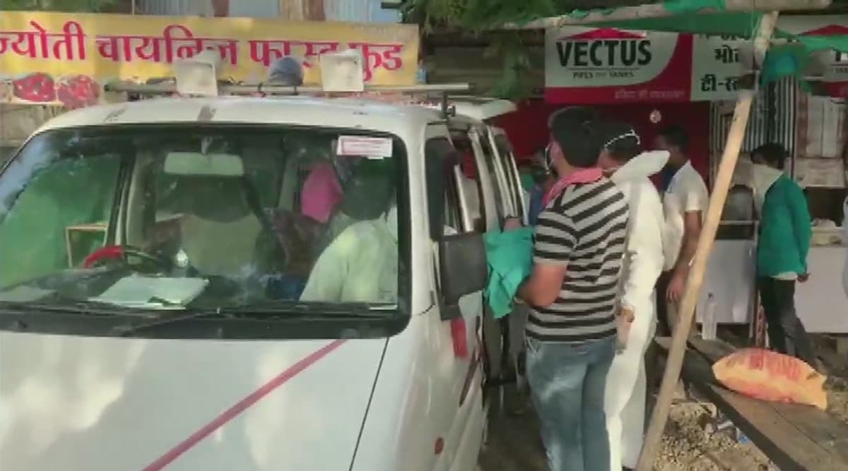 Pregnant Woman Gives Birth on Board Bus While Travelling From Maharashtra to Uttar Pradesh Pregnant Woman Gives Birth on Board Bus While Travelling From Maharashtra to Uttar Pradesh