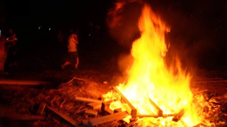 Fire in Delhi: Massive Blaze Erupts at Warehouse in Mundka, 20 Fire Tenders at Spot