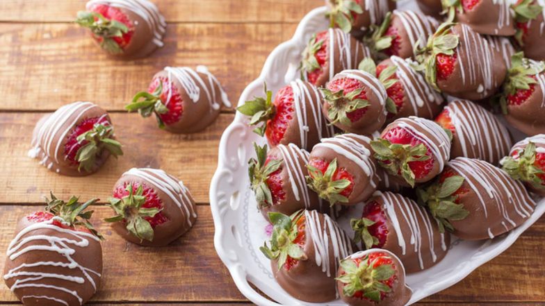 How to Make Chocolate Covered Strawberries at Home? Surprise Your Mom on Mother’s Day 2020 With This Delicious Recipe (Watch Video)