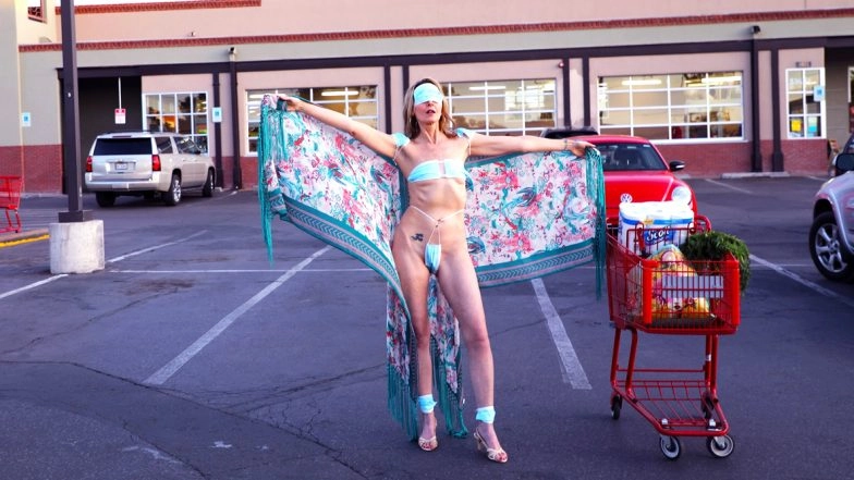 Woman Wears Face Masks As Bikini Protesting Outside Trader Joe’s Against COVID-19 Lockdown in Los Angeles, Gets Slammed Online (View Pics)
