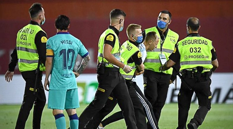 La Liga to Prosecute Pitch Invader Seeking Selfie With Lionel Messi During Mallorca vs Barcelona