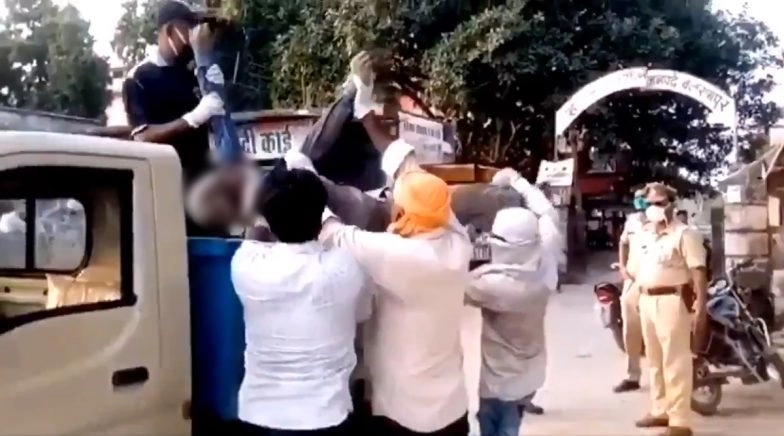 UP Shocker: Body of Man Who Died Outside Government Office Dumped in Garbage Van Over COVID-19 Fear