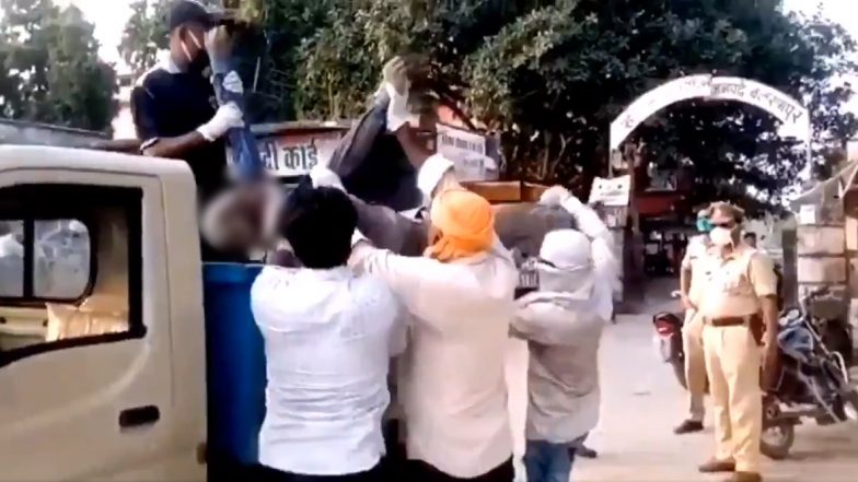 Uttar Pradesh Shocker: Body of Man Who Died Outside Government Office Dumped in Garbage Van Over COVID-19 Fear, 3 Cops, 4 Municipal Workers Suspended