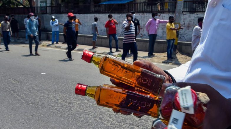 Liquor Sales in Telangana: KCR Govt Aims to Earn Rs 375 Crore in Revenue From Alcohol Business Amid COVID-19 Lockdown